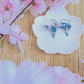 Boucles d’Oreilles Colombe Origami sakura roses sur fond bleu