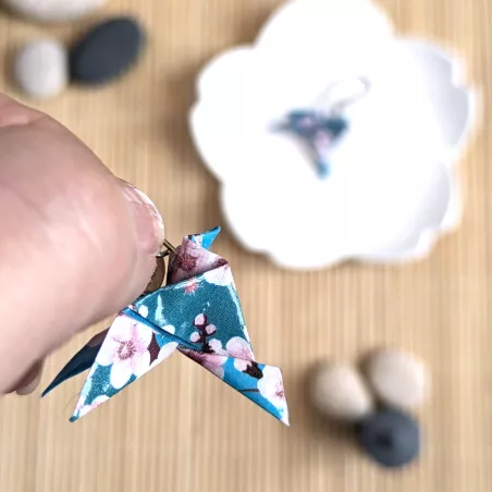 Boucles d’Oreilles Colombe Origami sakura roses sur fond bleu