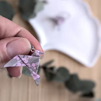 Boucles d’Oreilles Colombe Origami sakura roses sur fond gris