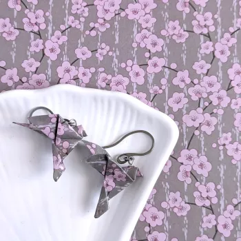 Boucles d’Oreilles Colombe Origami sakura roses sur fond gris