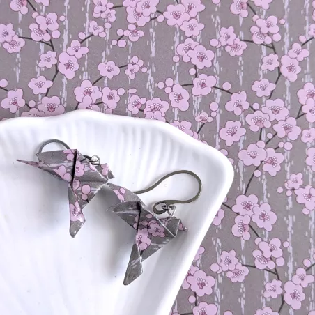 Boucles d’Oreilles Colombe Origami sakura roses sur fond gris