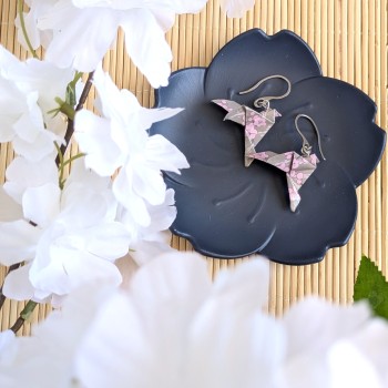 Boucles d’Oreilles Colombe Origami sakura roses sur fond gris