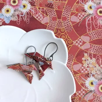 Boucles d’Oreilles Colombe Origami fleurs multicolores sur fond rouge