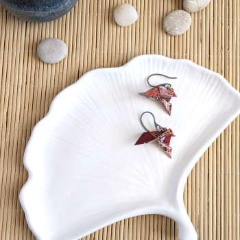 Boucles d’Oreilles Colombe Origami fleurs multicolores sur fond rouge