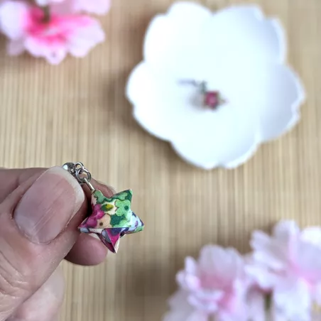 Boucles d’Oreilles Origami Etoiles  fleurs multicolores sur fond vert