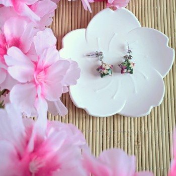 Boucles d’Oreilles Origami Etoiles  fleurs multicolores sur fond vert
