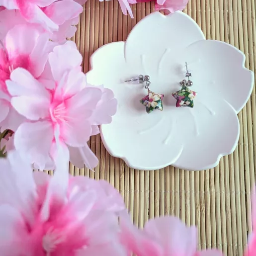Boucles d’Oreilles Origami Etoiles  fleurs multicolores sur fond vert