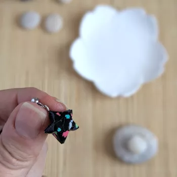 Boucles d’Oreilles Origami Etoiles feuilles multicolores sur fond noir
