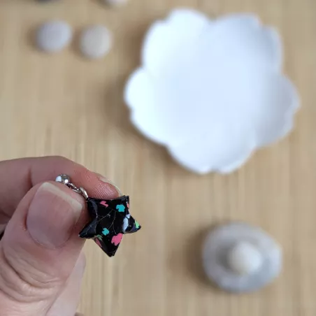 Boucles d’Oreilles Origami Etoiles feuilles multicolores sur fond noir