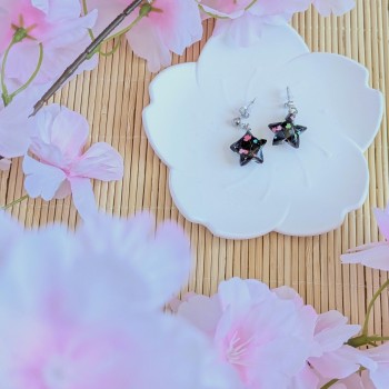 Boucles d’Oreilles Origami Etoiles feuilles multicolores sur fond noir