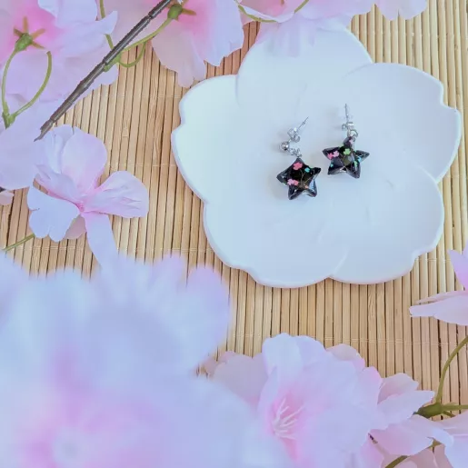 Boucles d’Oreilles Origami Etoiles feuilles multicolores sur fond noir