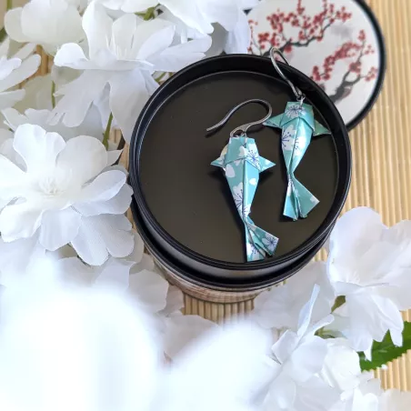 Boucles d’Oreilles Origami Carpes Koï sakura stylisées blanches sur fond bleu ciel