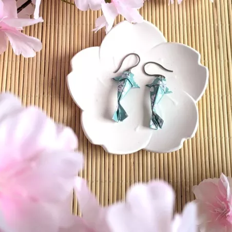 Boucles d’Oreilles Origami Carpes Koï sakura stylisées blanches sur fond bleu ciel