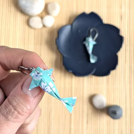 Boucles d’Oreilles Origami Carpes Koï sakura stylisées blanches sur fond bleu ciel