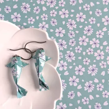 Boucles d’Oreilles Origami Carpes Koï sakura stylisées blanches sur fond bleu ciel