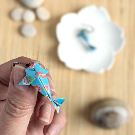 Boucles d’Oreilles Origami Carpes Koï fleurs multicolores sur fond bleu