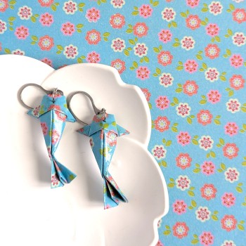Boucles d’Oreilles Origami Carpes Koï fleurs multicolores sur fond bleu