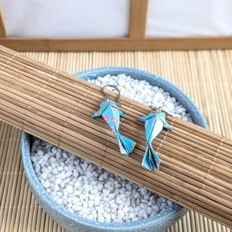 Boucles d’Oreilles Origami Carpes Koï fleurs multicolores sur fond bleu