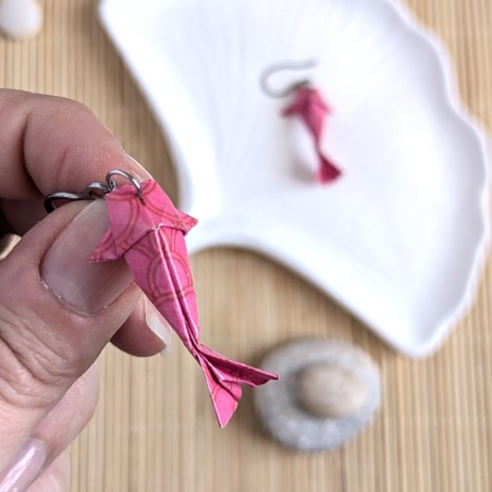 Boucles d’Oreilles Origami Carpes Koï motifs éventails sur fond rose