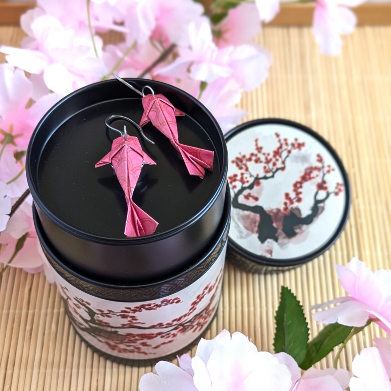 Boucles d’Oreilles Origami Carpes Koï motifs éventails sur fond rose