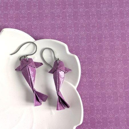 Boucles d’Oreilles Origami Carpes Koï motifs étoiles sur fond violet