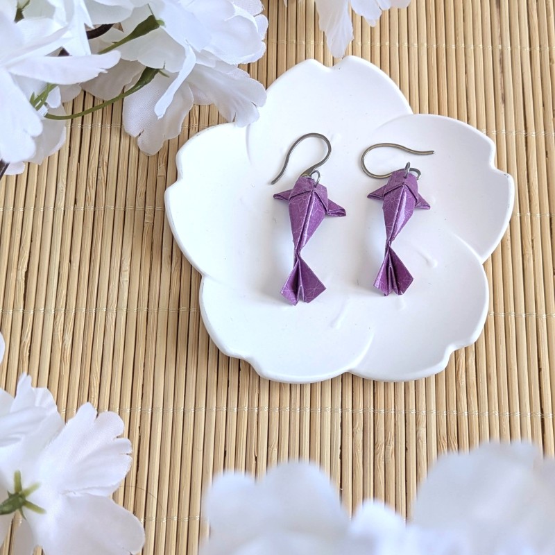 Boucles d’Oreilles Origami Carpes Koï motifs étoiles sur fond violet