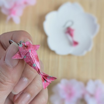 Boucles d’Oreilles Origami Carpes Koï sakura stylisées blanches sur fond bleu ciel