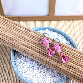 Boucles d’Oreilles Origami Carpes Koï sakura stylisées blanches sur fond bleu ciel
