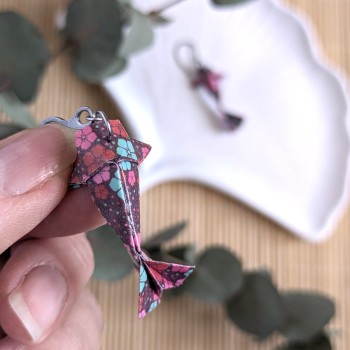 Boucles d’Oreilles Origami Carpes Koï sakura roses, bleues et rouges sur fond violet
