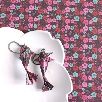 Boucles d’Oreilles Origami Carpes Koï sakura roses, bleues et rouges sur fond violet