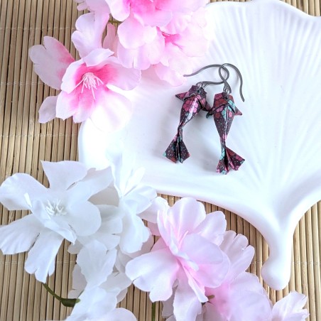 Boucles d’Oreilles Origami Carpes Koï sakura roses, bleues et rouges sur fond violet