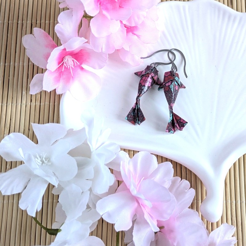 Boucles d’Oreilles Origami Carpes Koï sakura roses, bleues et rouges sur fond violet