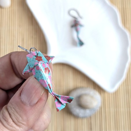Boucles d’Oreilles Origami Carpes Koï sakura roses, bleues et rouges sur fond bleu
