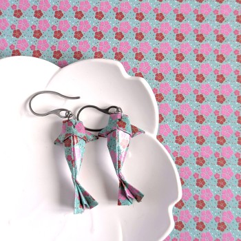 Boucles d’Oreilles Origami Carpes Koï sakura roses, bleues et rouges sur fond bleu
