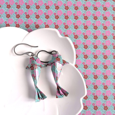 Boucles d’Oreilles Origami Carpes Koï sakura roses, bleues et rouges sur fond bleu