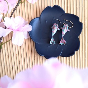 Boucles d’Oreilles Origami Carpes Koï sakura roses, bleues et rouges sur fond bleu