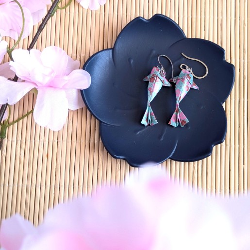 Boucles d’Oreilles Origami Carpes Koï sakura roses, bleues et rouges sur fond bleu