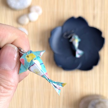 Boucles d’Oreilles Origami Carpes Koï fleurs stylisées multicolores sur fond bleu clair
