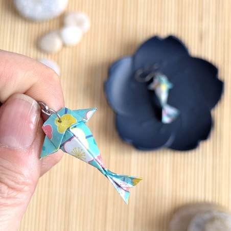 Boucles d’Oreilles Origami Carpes Koï fleurs stylisées multicolores sur fond bleu clair