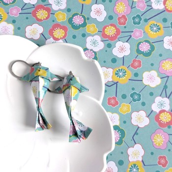 Boucles d’Oreilles Origami Carpes Koï fleurs stylisées multicolores sur fond bleu clair