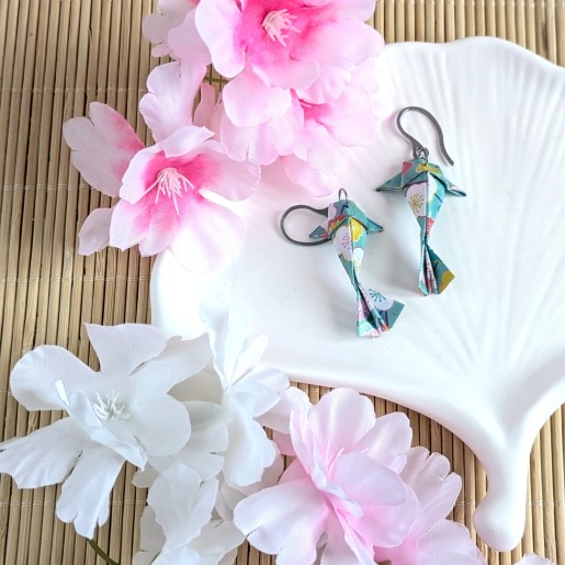 Boucles d’Oreilles Origami Carpes Koï fleurs stylisées multicolores sur fond bleu clair