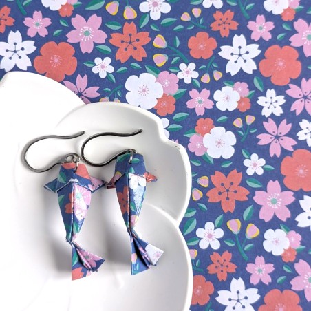 Boucles d’Oreilles Origami Carpes Koï sakura stylisées sur fond bleu foncé