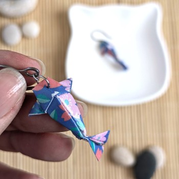 Boucles d’Oreilles Origami Carpes Koï sakura stylisées sur fond bleu foncé