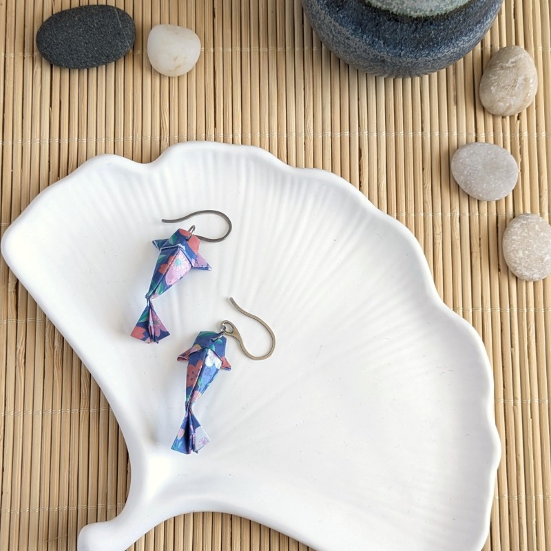 Boucles d’Oreilles Origami Carpes Koï sakura stylisées sur fond bleu foncé
