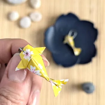 Boucles d’Oreilles Origami Carpes Koï sakura stylisées blanches sur fond jaune