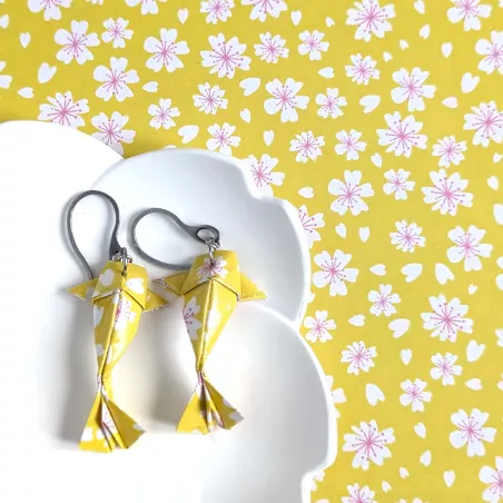 Boucles d’Oreilles Origami Carpes Koï sakura stylisées blanches sur fond jaune
