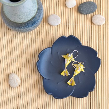 Boucles d’Oreilles Origami Carpes Koï sakura stylisées blanches sur fond jaune