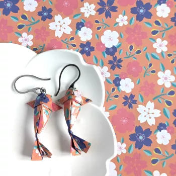 Boucles d’Oreilles Origami Carpes Koï sakura stylisées blanches sur fond orange