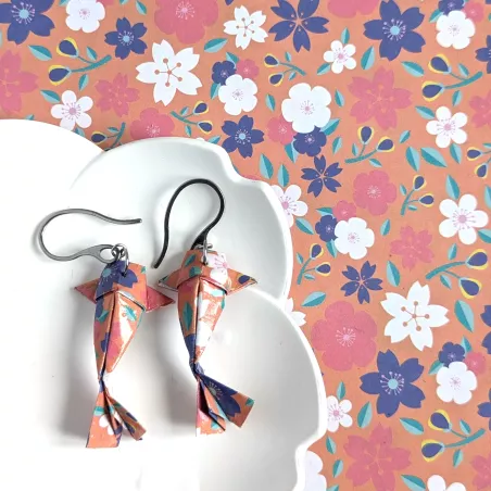 Boucles d’Oreilles Origami Carpes Koï sakura stylisées blanches sur fond orange