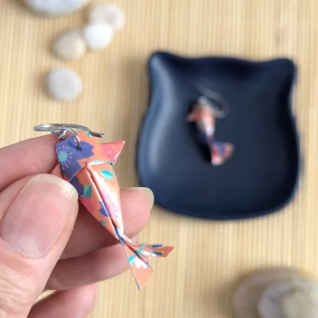 Boucles d’Oreilles Origami Carpes Koï sakura stylisées blanches sur fond orange